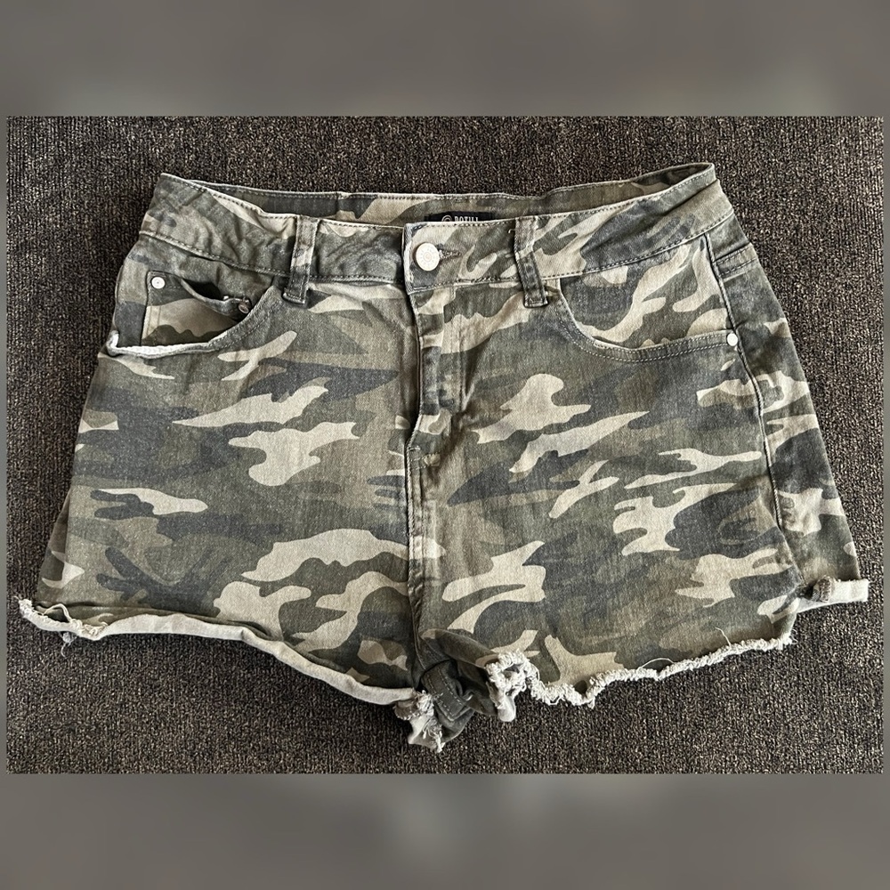 Potili Women’s Camo Print Denim Shorts Size 10